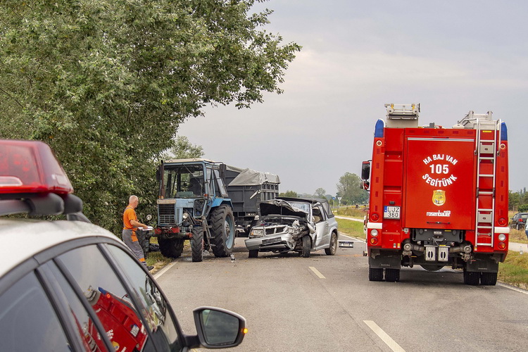 Soltvadkert, 2019. szeptember 7.
Összeroncsolódott személygépkocsi, amely előzés után egy út menti fának ütközött, majd visszapattant az útra az 54-es főúton Soltvadkert és Bócsa között 2019. szeptember 7-én. A balesetben az autó sofőrje meghalt.
MTI/Donka Ferenc