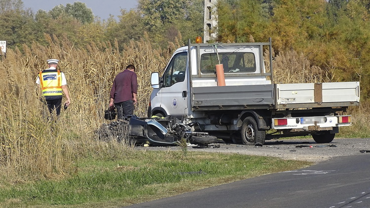 Szatymaz, 2019. október 25.
Ütközésben összetört motorkerékpár Szatymaz közelében 2019. október 25-én. A balesetben a motoros egy kisteherautóval ütközött össze. A motoros életét vesztette.
MTI/Donka Ferenc