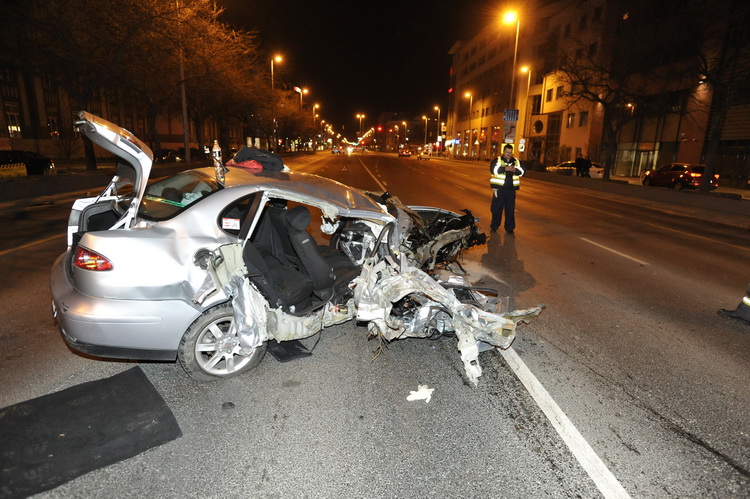 Budapest, 2019. április 1.
Összeroncsolódott személyautó a budapesti Váci úton, a Babér utca és a Fiastyúk utca között 2019. március 31-én este. A balesetben egy ember megsérült.
MTI/Mihádák Zoltán