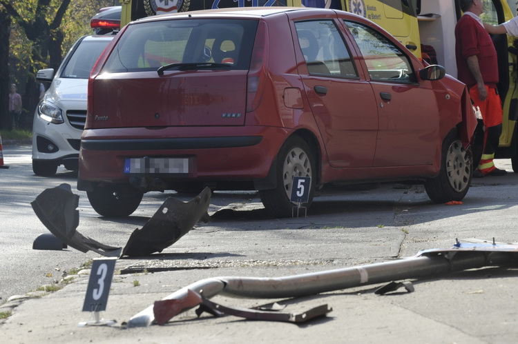 Budapest, 2019. október 25.
Ütközésben összetört személygépkocsi a XIII. kerületben, az Üllői út és Petőfi utca kereszteződésében 2019. október 25-én. A balesetben két autó ütközött össze. Az egyik sofőr vélhetően a baleset előtt rosszul lett, a mentők megpróbálták újraéleszteni, de már nem tudták megmenteni az életét.
MTI/Mihádák Zoltán