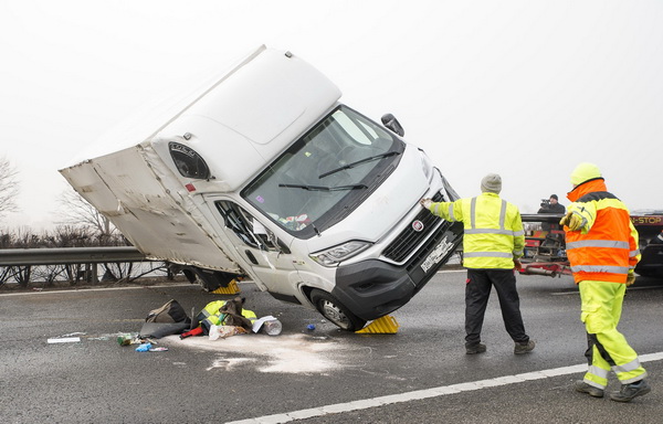 Győr, 2019. február 10.
Kerekeire állítanak egy felborult kisteherautót, amely személygépkocsival ütközött Győr közelében, az M1-es autópálya 110-es kilométerénél, a Hegyeshalom felé vezető oldalon 2019. február 10-én. A balesetben a személyautó két utasa meghalt.
MTI/Krizsán Csaba