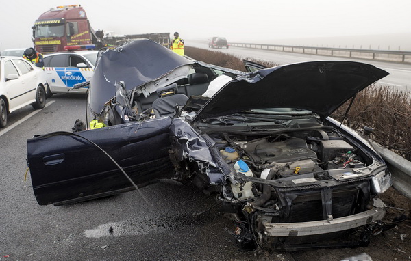 Győr, 2019. február 10.
Összetört személygépkocsi, miután kisteherautóval ütközött Győr közelében, az M1-es autópálya 110-es kilométerénél, a Hegyeshalom felé vezető oldalon 2019. február 10-én. A balesetben a személyautó két utasa meghalt.
MTI/Krizsán Csaba