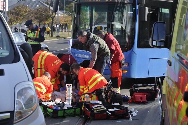 Budapest, 2019. november 11.
Mentők látnak el egy elgázolt, életveszélyesen megsérült gyalogost a XIX. kerületben, a Baross utca és Ady Endre utca kereszteződésében 2019. november 11-én. Az idős nőt egy autóbusz ütötte el, a mentők kiérkezéséig a közelben tartózkodó szabadnapos tűzoltók kezdték el az állapotának stabilizálását.
MTI/Mihádák Zoltán