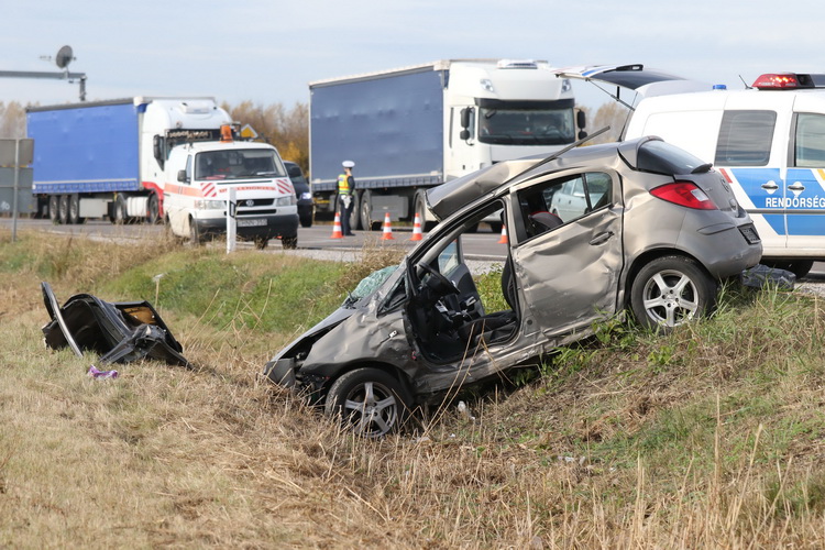 Szolnok, 2019. november 5.
Összeroncsolódott személyautó Szolnokon, a 4-es út 102-es kilométerénél 2019. november 5-én. A gépjármű összeütközött egy kamionnal; a balesetben a személygépkocsi sofőrje és utasa a helyszínen életét vesztette.
MTI/Mészáros János