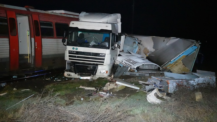 Kunszentmárton, 2019. december 15.
Ütközés következtében összeroncsolódott nyerges vontató és személyvonat a 45-ös főúton, Kunszentmárton térségében, a vasúti átjáróban 2019. december 15-én. A fénysorompó a baleset idején jól működött, a közút felé tiltó jelzést mutatott. A balesetben nem sérült meg senki.
MTI/Donka Ferenc