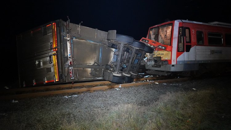 Kunszentmárton, 2019. december 15.
Ütközés következtében összeroncsolódott nyerges vontató és személyvonat a 45-ös főúton, Kunszentmárton térségében, a vasúti átjáróban 2019. december 15-én. A fénysorompó a baleset idején jól működött, a közút felé tiltó jelzést mutatott. A balesetben nem sérült meg senki.
MTI/Donka Ferenc