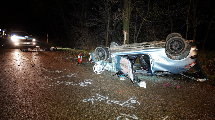 Kunszentmiklós, 2019. december 17.
Tetejére borult, összeroncsolódott személyautó a 4511-es számú út 20-as kilométerénél, Kunszentmártonnál 2019. december 17-én. Az autó egy út melletti fának csapódott, vezetője meghalt.
MTI/Donka Ferenc