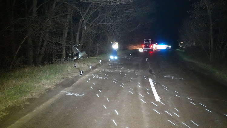 Nagyrév, 2019. december 18.
Rendőrségi helyszínelés a Jász-Nagykun-Szolnok megyei Nagyrév közelében, ahol meghalt egy személygépkocsi vezetője, miután járművével letért az útról, majd fának csapódott 2019. december 18-án.
MTI/Donka Ferenc