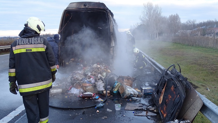 Kecskemét, 2019. december 27.
Kigyulladt és teljesen kiégett kisteherautó az M5-ös autópályán Kecskemét határában 2019. december 27-én. A Romániából Németországba tartó, vendégmunkásokat és élelmiszert szállító jármű utasai közül senki sem sérült meg.
MTI/Donka Ferenc