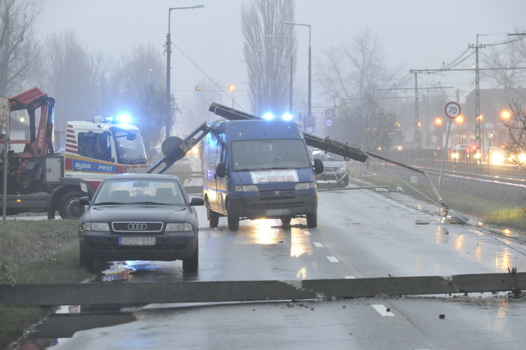 Budapest, 2019. december 12.
Kisteherautóra dőlt villanyoszlop Budapest XXIII. kerületében, a Haraszti úton 2019. december 12-én. Előzőleg két autó összeütközött, majd az egyik gépjármű villanyoszlopnak ütközött és kidöntötte, majd ennek következtében még hét villanyoszlop kidőlt. Az elsődleges információk szerint a balesetben senki nem sérült meg.
MTI/Mihádák Zoltán