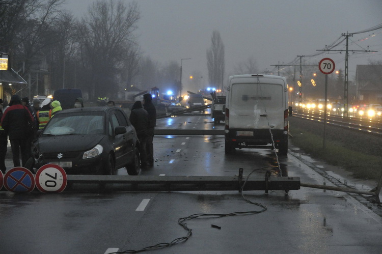 Budapest, 2019. december 12.
Kidőlt villanyoszlopok Budapest XXIII. kerületében, a Haraszti úton 2019. december 12-én. Előzőleg két autó összeütközött, majd az egyik gépjármű villanyoszlopnak ütközött és kidöntötte, majd ennek következtében még hét villanyoszlop kidőlt. Az elsődleges információk szerint a balesetben senki nem sérült meg.
MTI/Mihádák Zoltán