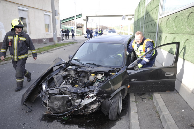 Budapest, 2019. december 28.
Összeroncsolódott személygépkocsi a főváros XX. kerületében, a Nagykőrösi úton 2019. december 28-án. Az autó lesodródott az úttestről és egy út menti ház falának ütközött. A baleset következtében a gépkocsi vezetője kiesett a járműből, a mentők súlyos, életveszélyes sérülésekkel vitték kórházba.
MTI/Mihádák Zoltán