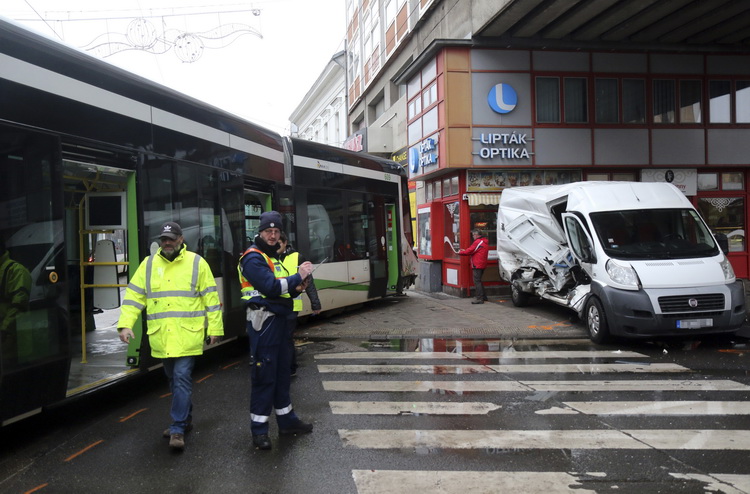 Miskolc, 2020. február 28.
Rendőr helyszínel Miskolcon, a Széchenyi és a Corvin utca kereszteződésében, ahol kisiklott egy villamos, miután kisteherautóval (j) ütközött 2020. február 28-án. Az autóban egy utas megsérült.
MTI/Vajda János