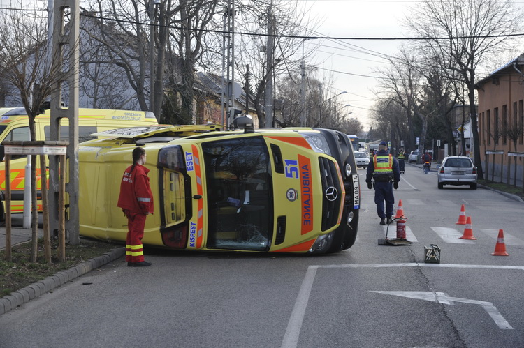 Budapest, 2020. február 27.
Oldalára borult mentőautó XX. kerületben, a Nagysándor József utca és a Mártírok útja kereszteződésében 2020. február 27-én. A mentőautó összeütközött egy gépkocsival, az első információk szerint egy ember megsérült.
MTI/Mihádák Zoltán