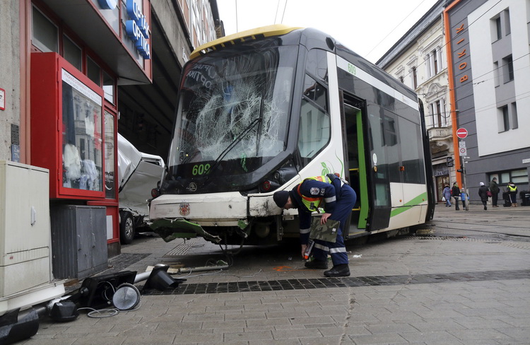 Miskolc, 2020. február 28.
Rendőr helyszínel kisiklott villamosnál Miskolcon 2020. február 28-án. A jármű a Széchenyi és a Corvin utca kereszteződésében összeütközött egy kisteherautóval, majd kisiklott. Az autóban egy utas megsérült.
MTI/Vajda János