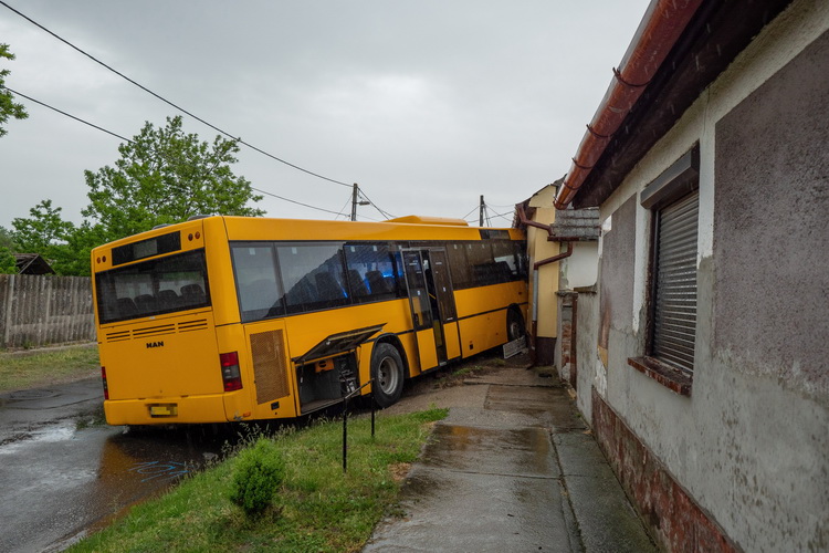 Dávod, 2020. május 12.
Családi ház falának ütközött, összetört busz Dávodon 2020. május 12-én. A Volán menetrend szerinti járata lesodródott az úttestről és beszakította a ház falát. A buszon nem sérült meg senki. A házban egy házaspár él a kisgyerekükkel, ők sem sérültek meg, de az épület egy része lakhatatlanná vált.
MTI/Donka Ferenc