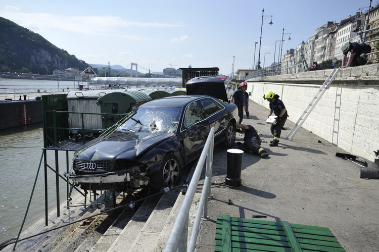 Budapest, 2020. június 26.
Tűzoltók dolgoznak a pesti alsó rakpart lépcsőjénél, ahová egy személygépkocsi zuhant a főváros V. kerületében, az Erzsébet és Szabadság híd között 2020. június 26-án. A balesetben az autó sofőrje megsérült, a mentők kórházba vitték.
MTI/Mihádák Zoltán