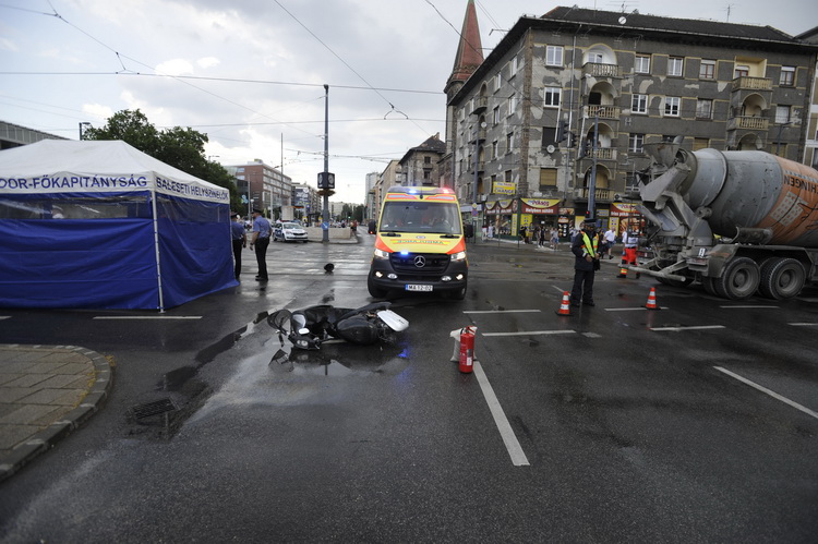 Budapest, 2020. július 2.
Ütközésben összetört motorkerékpár a főváros XI. kerületében, a Bocskai út és Fehérvári út kereszteződésében 2020. július 2-án. A betonkeverő teherautóval ütközött motoros a helyszínen életét vesztette.
MTI/Mihádák Zoltán