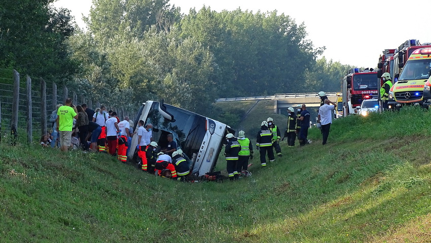 Kiskunfélegyháza, 2020. augusztus 9.
Mentők és tűzoltók árokba borult külföldi utasszállító autóbusznál, miután a gépjármű tisztázatlan körülmények között letért az útról az M5-ös autópálya Budapest felé vezető oldalán a 115-ös kilométerszelvényben, Kiskunfélegyháza térségében 2020. augusztus 9-én. A balesetben meghalt egy ember, további 34-en pedig megsérültek. A turistabusz Lengyelországból hozott utasokat Magyarországra.
MTI/Donka Ferenc