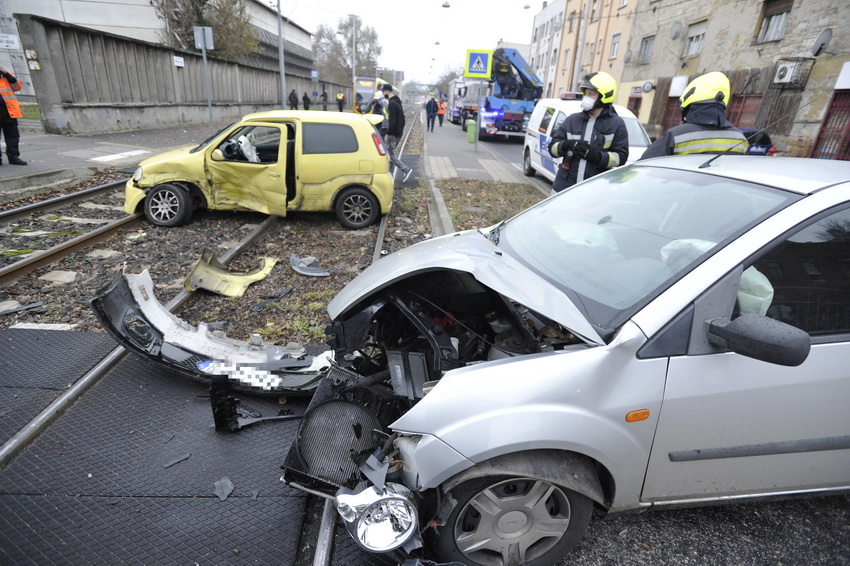 Budapest, 2020. november 25.
Ütközésben összetört, a villamosközlekedést akadályozó személygépkocsik a X. kerületi Szállás utca és Bihari utca kereszteződésében 2020. november 25-én.
MTI/Mihádák Zoltán