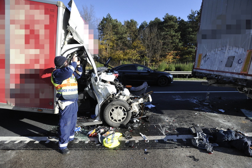 Ócsa, 2020. november 21.
Összeroncsolódott teherautó és sérült kamion az M5-ös autópályán Ócsánál, ahol a gépjármű hátulról nekiütközött a kamionnak 2020. november 21-én. A balesetben két ember megsérült, őket a mentők kórházba vitték.
MTI/Mihádák Zoltán