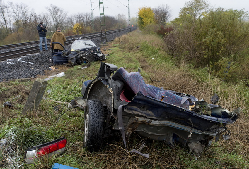 Győr, 2020. november 12.
Összeroncsolódott, kettészakadt személygépkocsi, miután vonattal ütközött Győr határában, az Ikrényi úti vasúti átjárónál 2020.november 12-én. Az autó vezetőjét kórházba vitték.
MTI/Krizsán Csaba