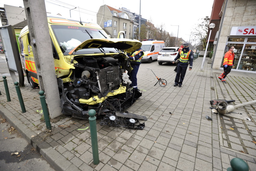 Budapest, 2020. november 14.
Összeroncsolódott mentőautó a III. kerületi Bécsi út és Kiscelli út kereszteződésénél 2020. november 14-én. A mentő összeütközött egy személyautóval, az autó sofőrje és egy gyalogos megsérült.
MTI/Mihádák Zoltán