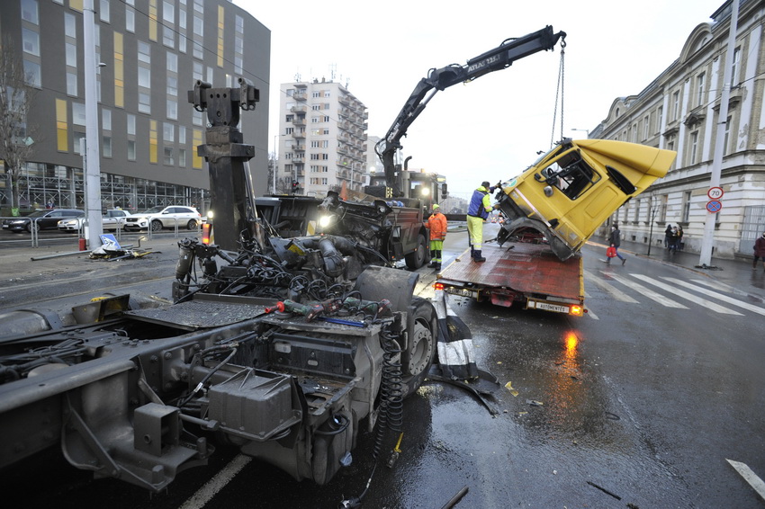 Budapest, 2020. december 23.
Összeroncsolódott kamion műszaki mentésén dolgoznak szakemberek a főváros XIII. kerületében, a Róbert Károly körút Árpád híd felé vezető oldalán 2020. december 23-án. A teherjármű hajnalban összeütközött egy busszal, majd a villamossínekre hajtott. Egy ember megsérült.
MTI/Mihádák Zoltán