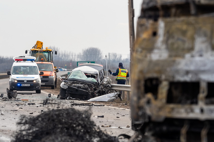 Kecskemét, 2021. január 15.
Összeroncsolódott személyautó és kiégett kamion mellett helyszínelnek rendőrök a 445-ös úton Kecskemét térségében 2021. január 15-én, miután a két jármű összeütközött. Az autó sofőrje a helyszínen meghalt.
MTI/Donka Ferenc