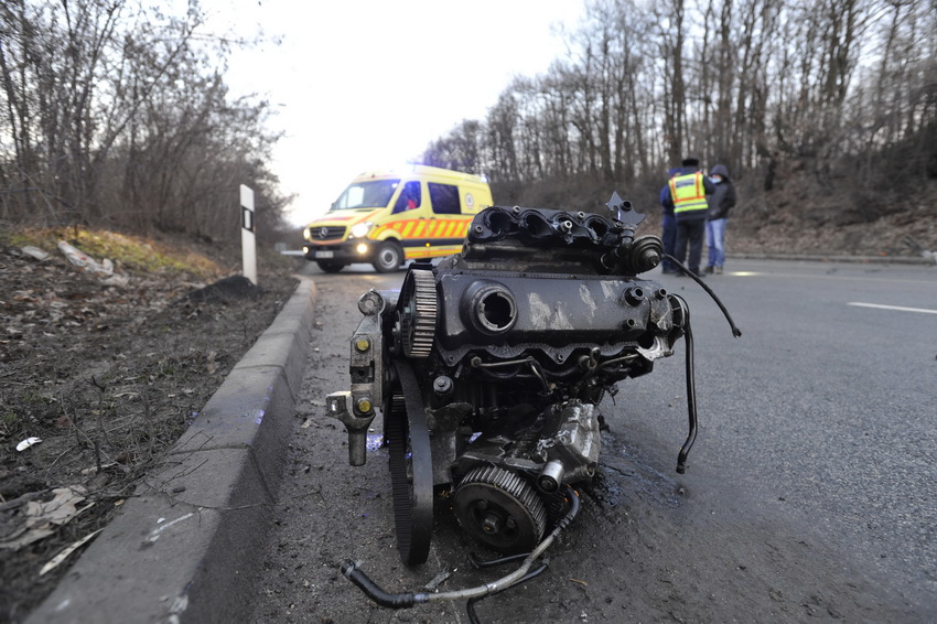 Gödöllő, 2021. január 21.
Ütközésben összetört személygépkocsi kiszakadt motorblokkja Gödöllőnél, a 3-as úton 2021. január 21-én. Az autó sofőrje ismeretlen okból sávot váltott, majd összeütközött egy busszal. A férfi a helyszínen meghalt, a busz sofőrje és a jármű tizenhat utasa könnyebb sérüléseket szenvedett a balesetben.
MTI/Mihádák Zoltán