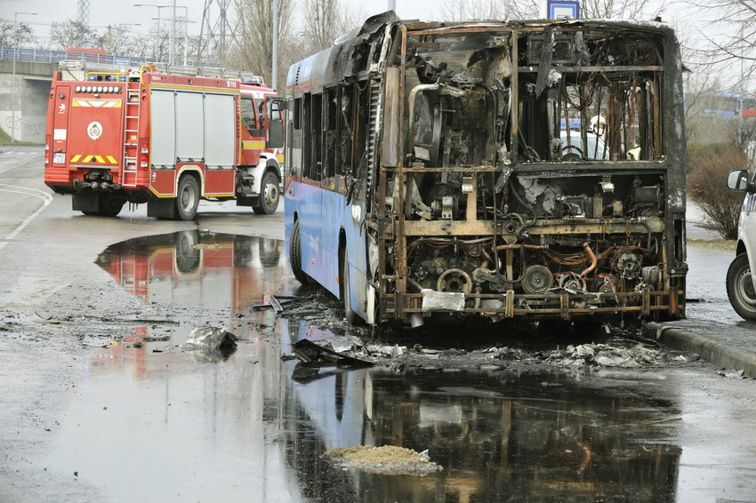 Budapest, 2021. február 8.
Kiégett busz a XI. kerületi Feltáró úton 2021. február 8-án. A jármű teljes terjedelmében égett, a fővárosi hivatásos tűzoltók két vízsugárral oltották el a lángokat.
MTI/Mihádák Zoltán