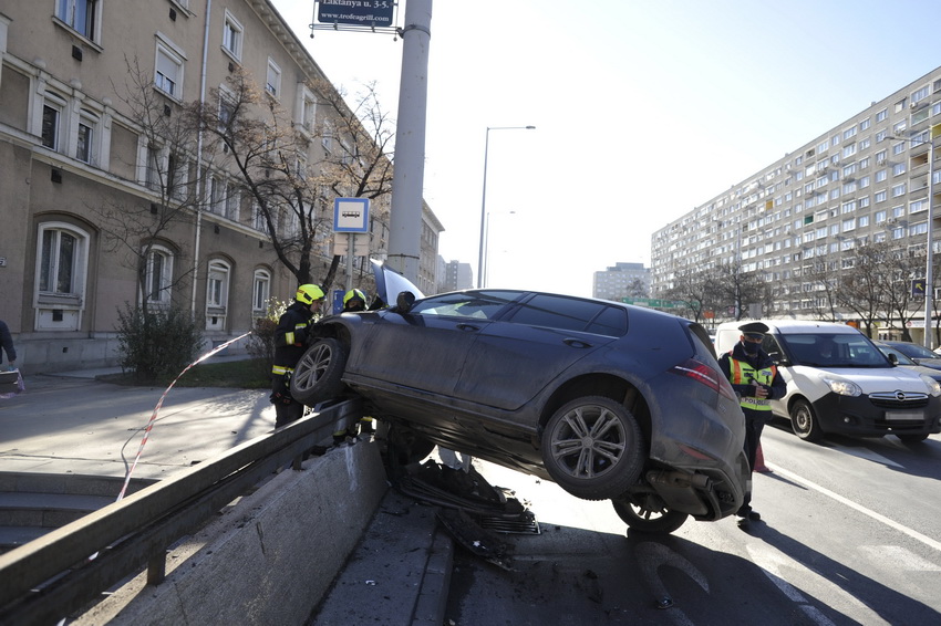 Budapest, 2021. február 1.
Az aluljáró korlátjának ütközött személyautó a főváros III. kerületében, a Szentendrei út és a Raktár utca kereszteződésében, miután a jármű összeütközött egy motorkerékpárral 2021. február 1-jén. A balesetben a motoros életveszélyes sérüléseket szenvedett, az autó sofőrje könnyebben megsérült.
MTI/Mihádák Zoltán