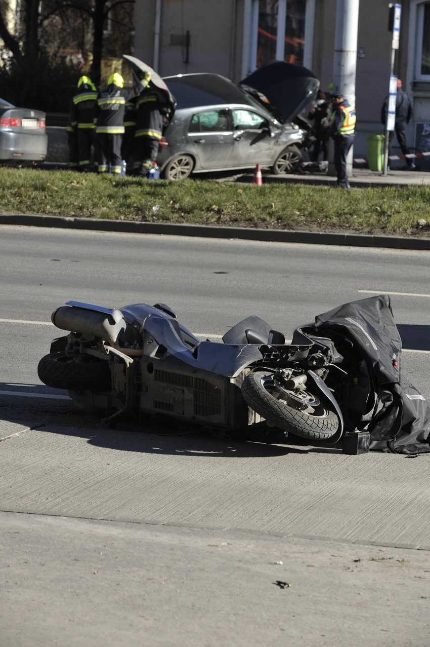 Budapest, 2021. február 1.
Összeroncsolódott motorkerékpár és személyautó (háttérben) a főváros III. kerületében, a Szentendrei út és a Raktár utca kereszteződésében, miután a jármű összeütközött egy személyautóval 2021. február 1-jén. A balesetben a motoros életveszélyes sérüléseket szenvedett, az autó sofőrje könnyebben megsérült.
MTI/Mihádák Zoltán