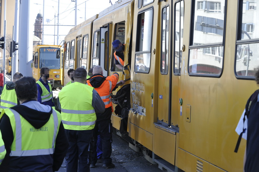 Budapest, 2021. március 3.
Közepén, a forgó résznél megsérült villamos, miután egy kamion beletolatott a főváros X. kerületében, a Liget térnél 2021. március 3-án. A villamoson nem sérült meg senki.
MTI/Mihádák Zoltán