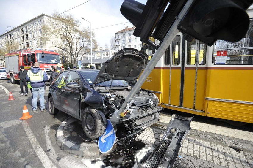 Budapest, 2021. március 19.
Ütközésben összetört személygépkocsi a Hamzsabégi és a Fehérvári út kereszteződésénél 2021. március 19-én. Az autó egy villamossal ütközött össze, a balesetben ketten megsérültek.
MTI/Mihádák Zoltán