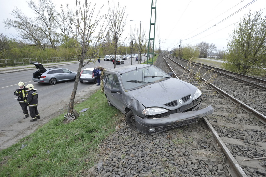 Budapest, 2021. április 11.
Összeroncsolódott személyautó, amely előzőleg padkának ütközött és felborult, majd a HÉV-síneknél állt meg a XXI. kerületi Weiss Manfréd útnál 2021. április 11-én. A balesetben ketten megsérültek, őket a mentők kórházba vitték.
MTI/Mihádák Zoltán