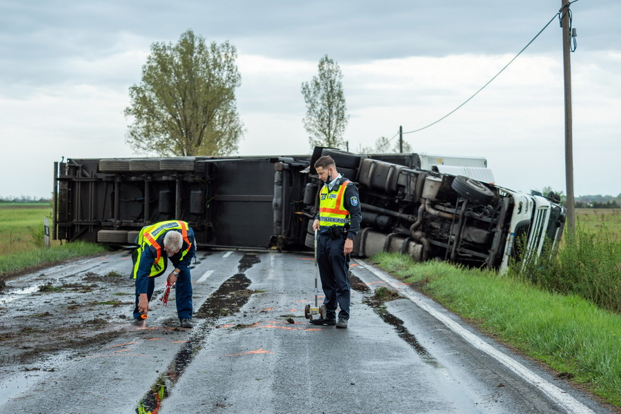 Bócsa, 2021. május 2.
Felborult nyergesvontató mellett helyszínelnek rendőrök az 54-es főút 33-as kilométerénél, a Bács-Kiskun megyei Bócsánál 2021. május 2-án. A teherjármű eddig tisztázatlan körülmények között felborult, a sofőr megsérült. A helyszínelés és a műszaki mentés idejére lezárták a főutat.
MTI/Donka Ferenc