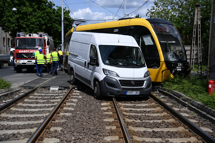 Budapest, 2021. május 27.
Tűzoltók Kőbányán, a Bihari utca és a Horog utca kereszteződésénél, ahol kisiklott egy CAF-villamos, miután kisteherautóval ütközött 2021. május 27-én.
MTI/Mihádák Zoltán