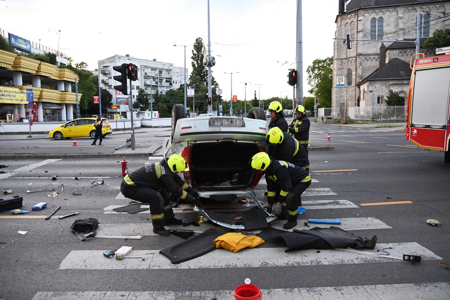 Budapest, 2021. május 30.
Felborult, összetört személygépkocsi a Váci úton, a Lehel térnél 2021. május 30-án hajnalban. Az autó a járdaszigetre hajtott és felborult, sofőrjét súlyos sérülésekkel vitték kórházba a mentők.
MTI/Mihádák Zoltán