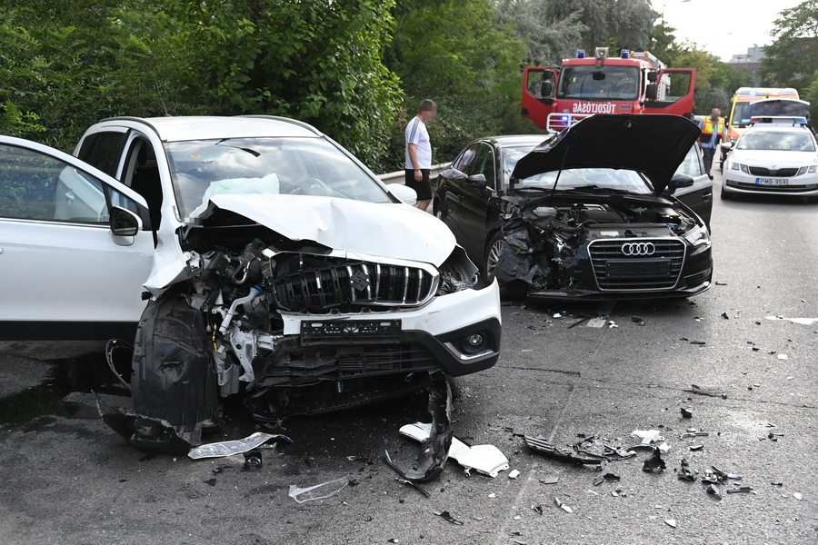 Budapest, 2021. július 24.
Összeroncsolódott személyautók a főváros XIX. kerületben, a Ferihegyi repülőtérre vezető út Sibrik Miklós úti felüljáró utáni szakaszán, Vecsés irányában, miután a két gépjármű összeütközött 2021. július 24-én. A balesetben négy ember sérült meg.
MTI/Mihádák Zoltán