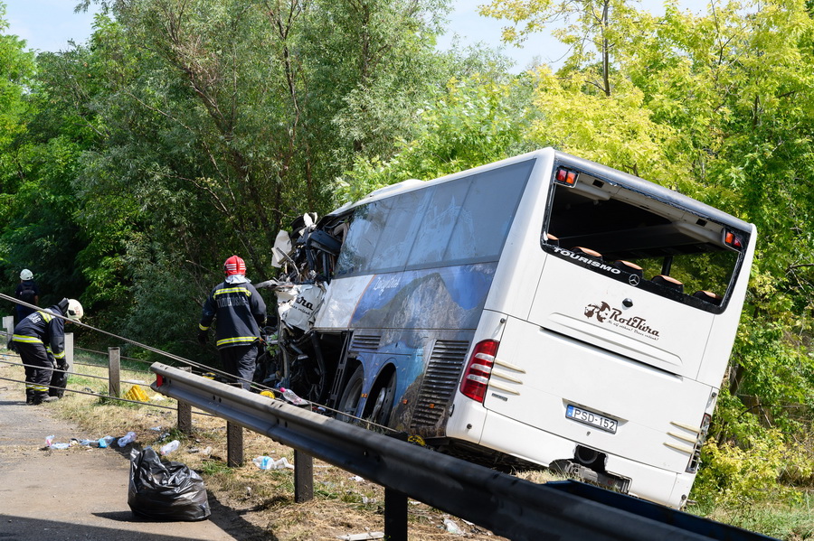 Szabadbattyán, 2021. augusztus 15.
Tűzoltók kiemelik az árokból a hajnalban balesetet szenvedett autóbuszt az M7-es autópálya mellett Szabadbattyán közelében 2021. augusztus 15-én. A balesetben nyolcan meghaltak, nyolcan sérültek meg súlyosan, negyvenen könnyebben. A buszon Horvátországban nyaraló magyar turisták utaztak.
MTI/Vasvári Tamás