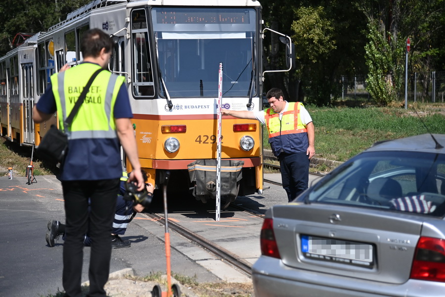 Budapest, 2021. szeptember 5.
Rendőrségi helyszínelés Budapest X. kerületében, a Maglódi úton, ahol villamossal ütközött egy személygépkocsi 2021. szeptember 5-én. Az autó vezetője életveszélyesen megsérült.
MTI/Mihádák Zoltán