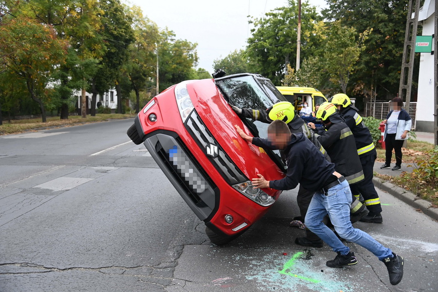 Budapest, 2021. szeptember 29.
Felborult személyautót állítanak kerekeire, miután két személygépkocsi összeütközött a XIV. kerületi Vezér utca és Fogarasi út kereszteződésében 2021. szeptember 29-én. A balesetben egy ember megsérült.
MTI/Mihádák Zoltán