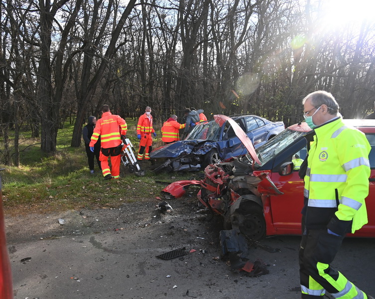 Budapest, 2021. december 3.
Sérültnek segítenek a mentősök az összeroncsolódott gépjárművek mellett a főváros XXIII. kerületében, a Szentlőrinci út és Szent László utca találkozásánál, ahol két személyautó és egy pick-up kisteherautó ütközött össze 2021. december 3-án. A balesetben négyen, köztük egy gyermek, súlyosan megsérültek, őket a mentők kórházba vitték.
MTI/Mihádák Zoltán