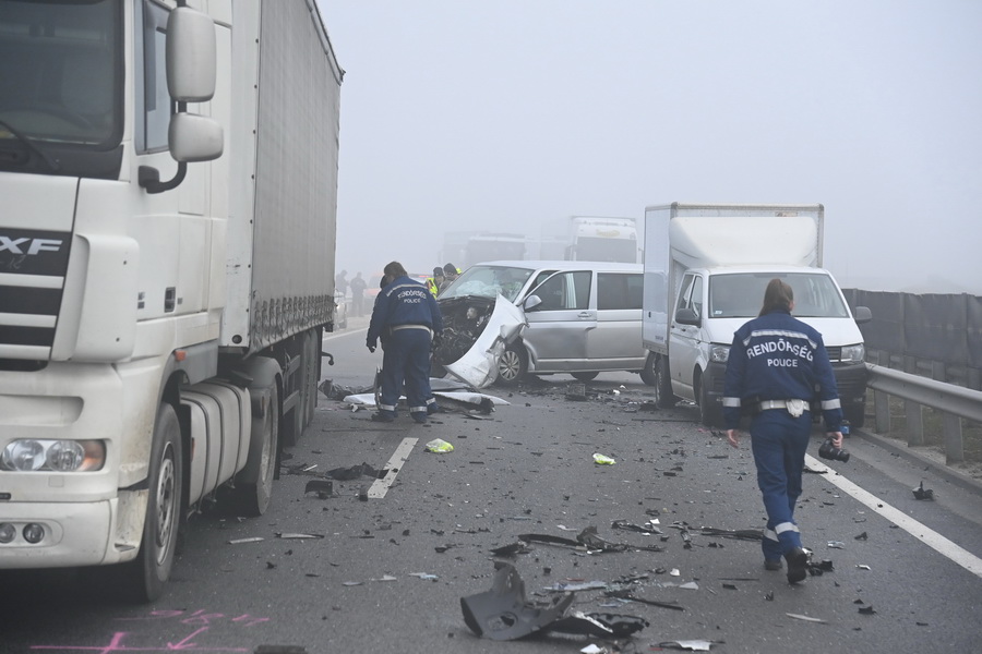 Monor, 2021. december 16.
Összeütközött gépjárművek szétszóródott részei az M4-es autóúton a Budapest felé vezető oldalon, Monor térségében, ahol több baleset is történt 2021. december 16-án. A csúszós, jeges úton kettesével, hármasával ütköztek össze járművek. A balesetekben többen megsérültek, az egyikben egy ember meghalt, egy másikban pedig egy ember súlyosan sérült.
MTI/Mihádák Zoltán