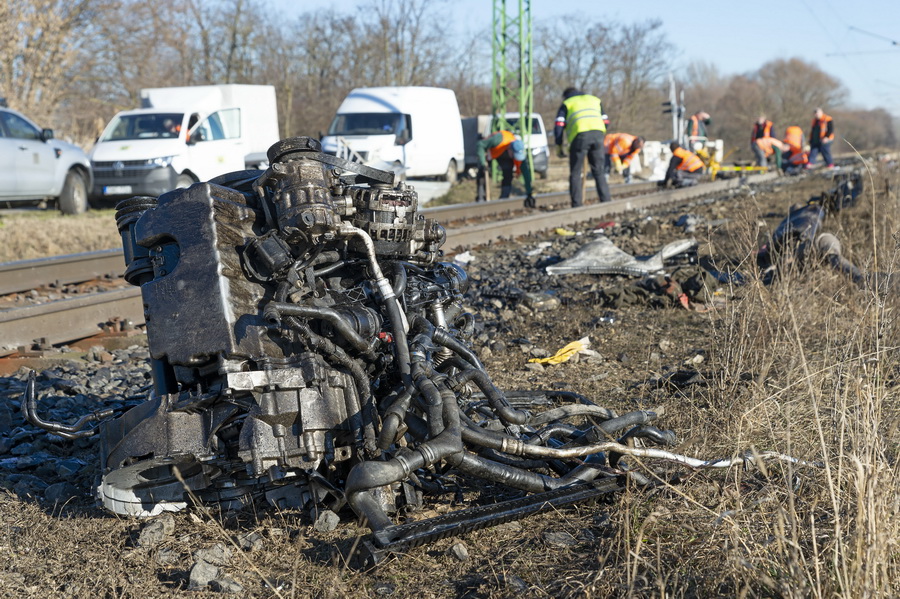 Bágyogszovát, 2021. december 31.
Kisteherautóból kiszakadt motor, miután a jármű vonattal ütközött egy vasúti átjáróban Bágyogszovát megállóhelynél a Győr-Sopron-Ebenfurti Vasút (GYSEV) Zrt. vonalán 2021. december 31-én. A balesetben az autó vezetője meghalt.
MTI/Krizsán Csaba