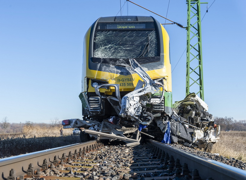 Bágyogszovát, 2021. december 31.
Összeroncsolódott  kisteherautó, amely vonattal ütközött egy vasúti átjáróban Bágyogszovát megállóhelynél a Győr-Sopron-Ebenfurti Vasút (GYSEV) Zrt. vonalán 2021. december 31-én. A balesetben az autó vezetője meghalt.
MTI/Krizsán Csaba