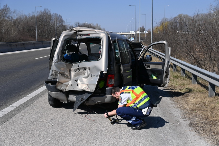 Budapest, 2022. március 24.
Rendőr helyszínel összeroncsolódott tehergépkocsinál az M5-ös autópálya főváros felé vezető oldalán, Budapest határában, a 17-es kilométernél, ahol a gépjármű összeütközött egy személyautóval 2022. március 24-én. A balesetnek van sérültje.
MTI/Mihádák Zoltán