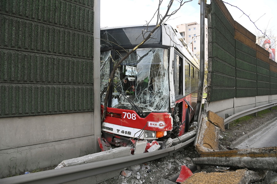 Budapest, 2022. április 5.
Összetört trolibusz az M3-as utópálya kivezető szakaszán, a Budapest XIV. kerületében lévő Kacsóh Pongrác úti felüljáró közelében 2022. április 5-én. A troli átszakított egy zajvédő falat. A busz fülkéjéből a tűzoltók szabadítottak ki egy embert.
MTI/Mihádák Zoltán